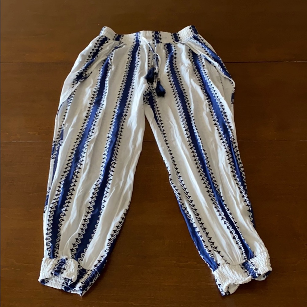Lightweight beach pants with side slits